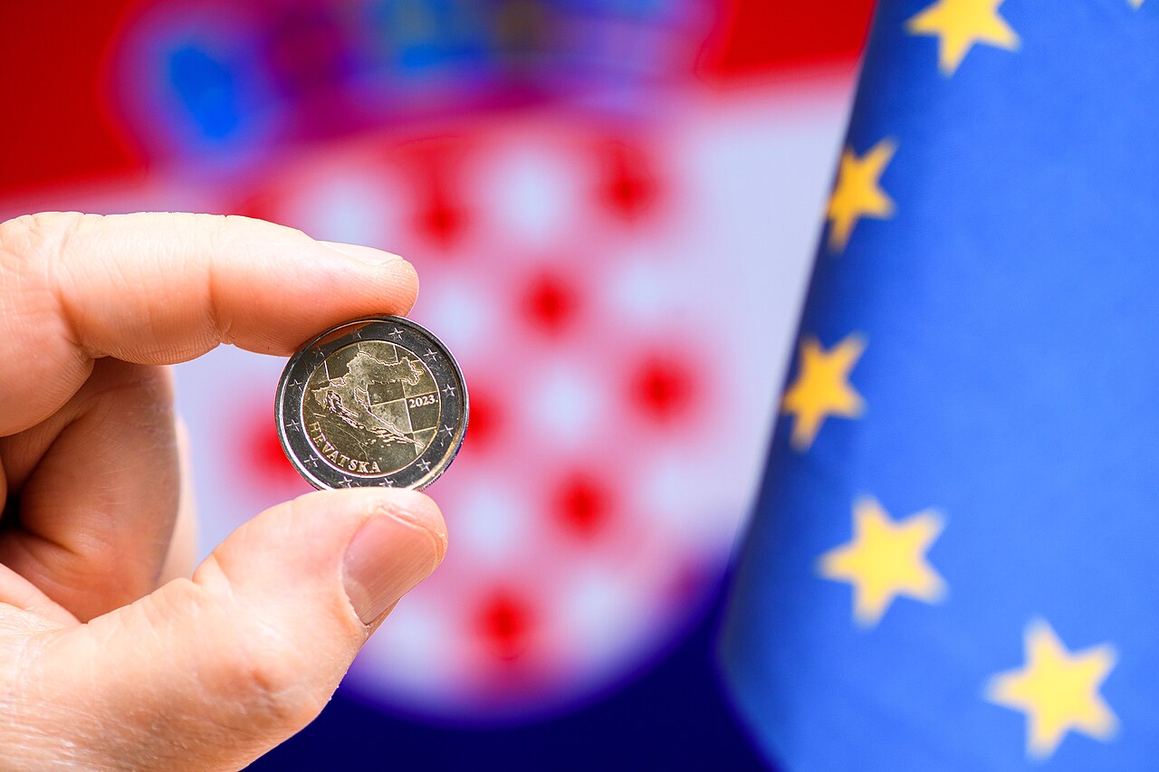 European Commission Declares Bulgaria's Euro Switch Smooth and Effective